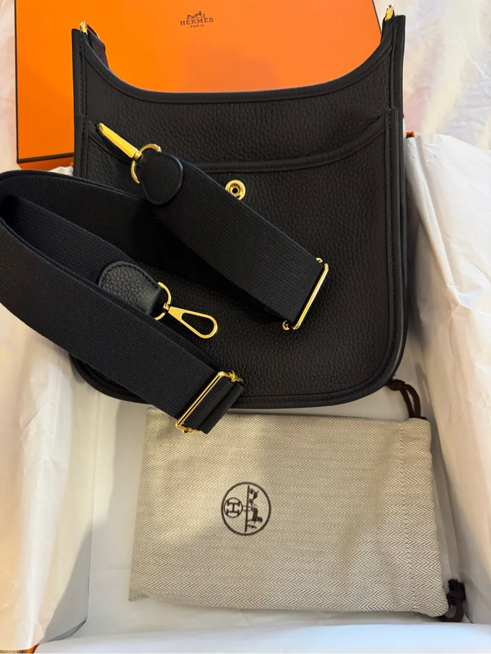 23 Hermes (Caban) Evelyne 23 in Clemence leather Shoulder Bag with Gold Hardware - Picture 5 of 13
